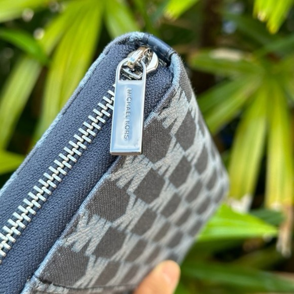 Michael Kors NWT COOPER Large Tech Zip Around Wallet Jacquard MK Navy Multi - Picture 4 of 11